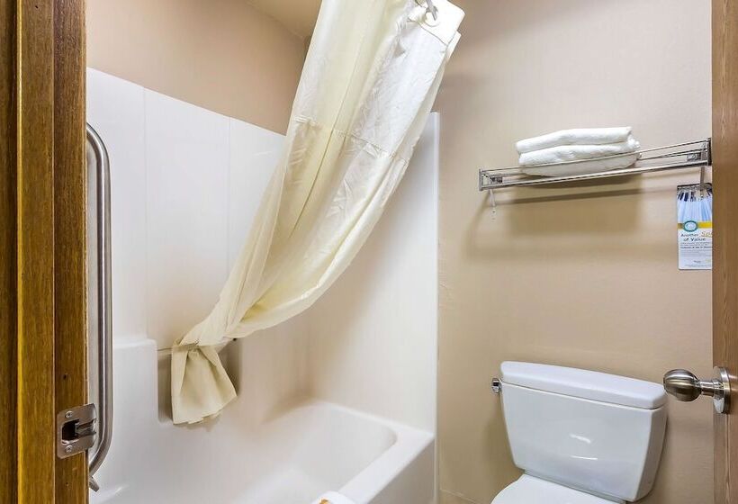 בית מלון כפרי Quality Inn & Suites Chesterfield Village