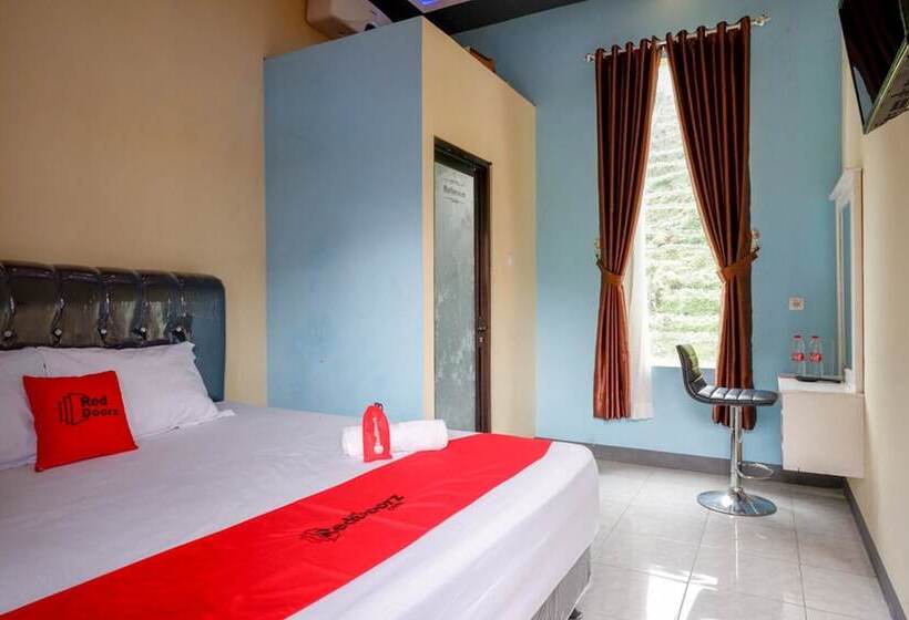 בית מלון כפרי Reddoorz @ Gerbang Dieng Plateau Area