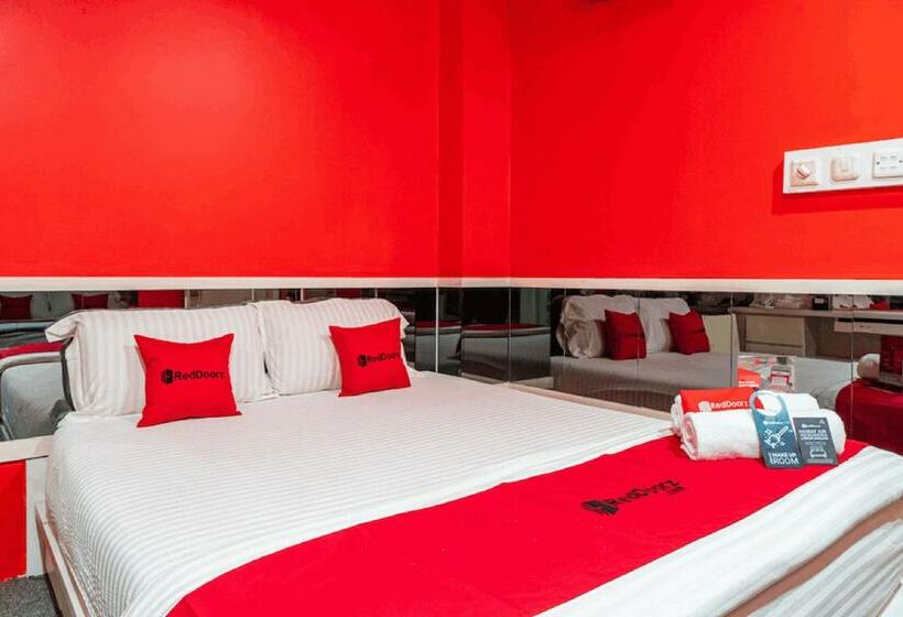 Отель Reddoorz Plus Near Chadstone Mall