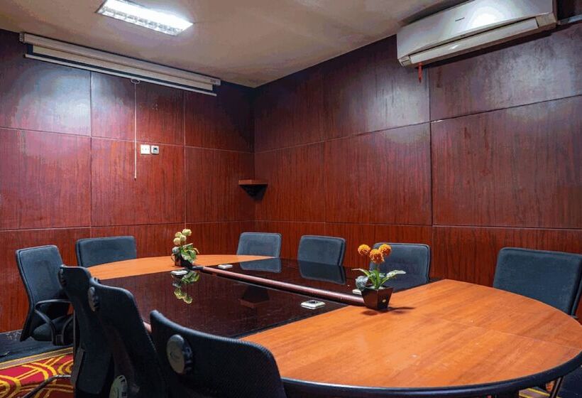 Отель Reddoorz Plus Near Chadstone Mall