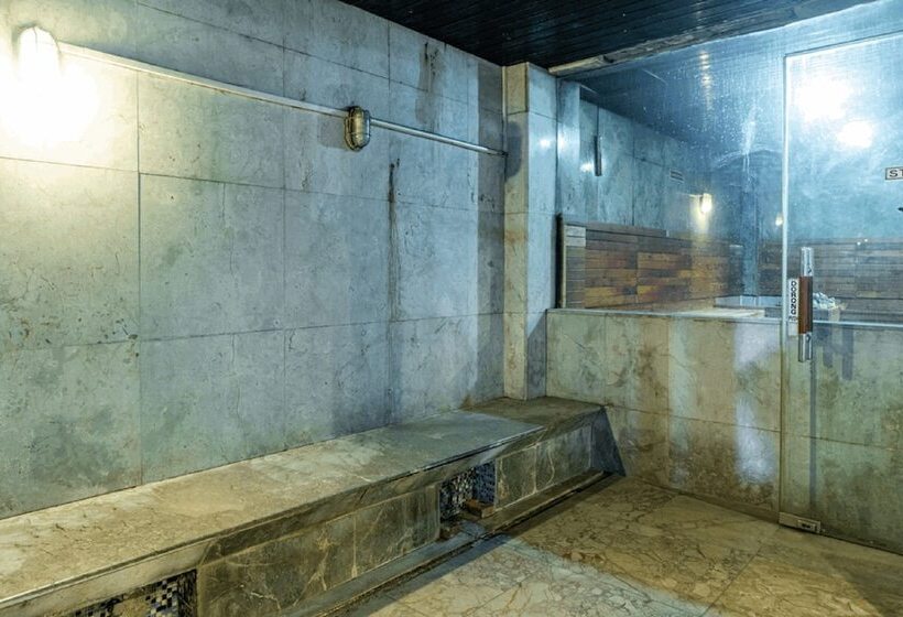 Отель Reddoorz Plus Near Chadstone Mall