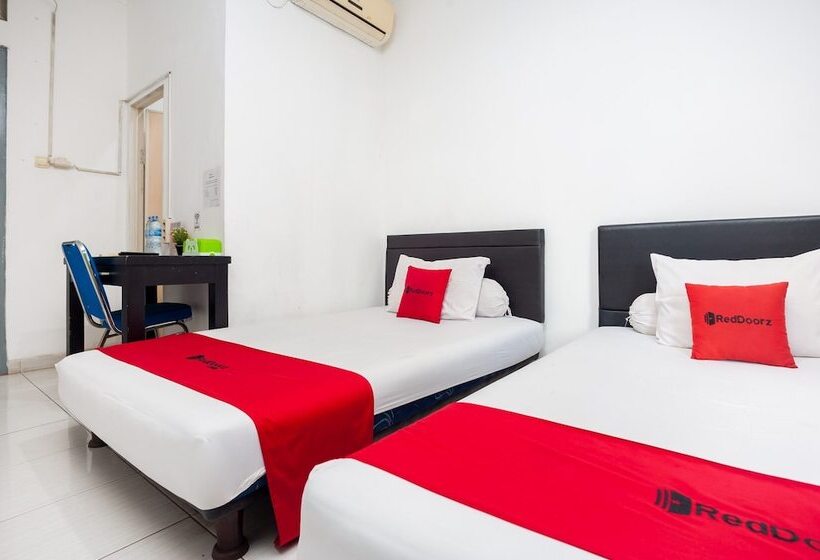 Отель Reddoorz Syariah Near Grand Galaxy Park