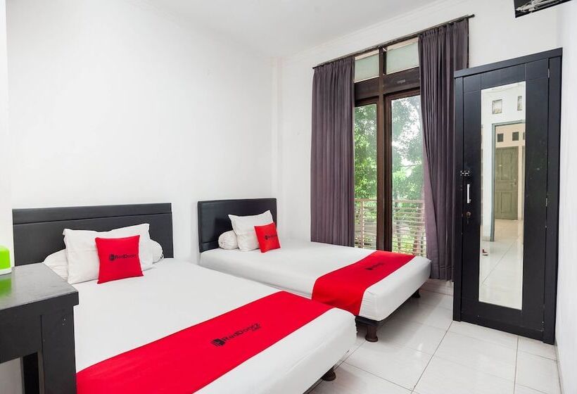 Отель Reddoorz Syariah Near Grand Galaxy Park