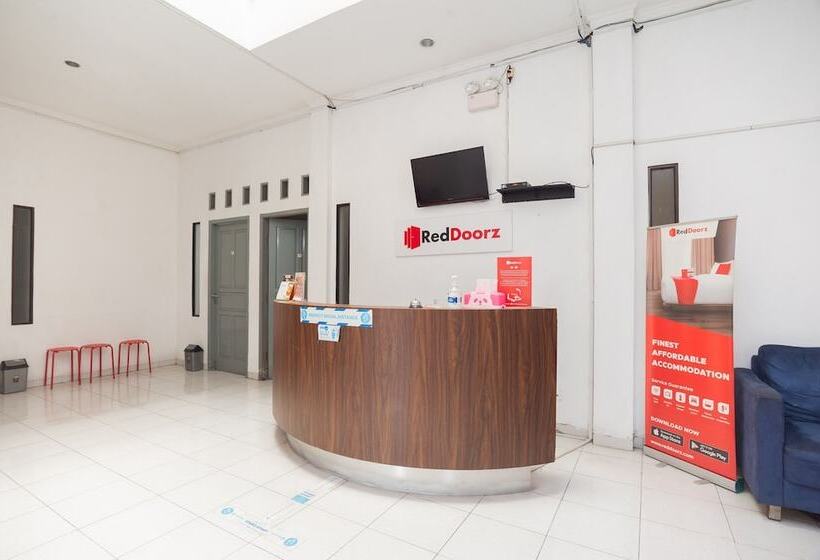 Отель Reddoorz Syariah Near Grand Galaxy Park