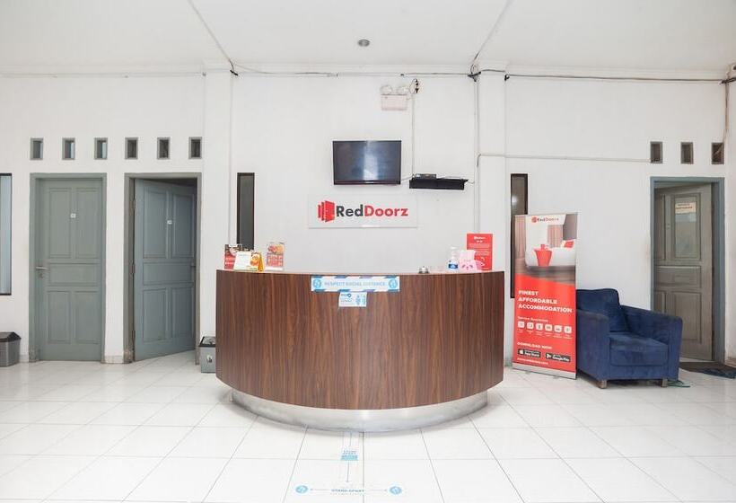 Отель Reddoorz Syariah Near Grand Galaxy Park