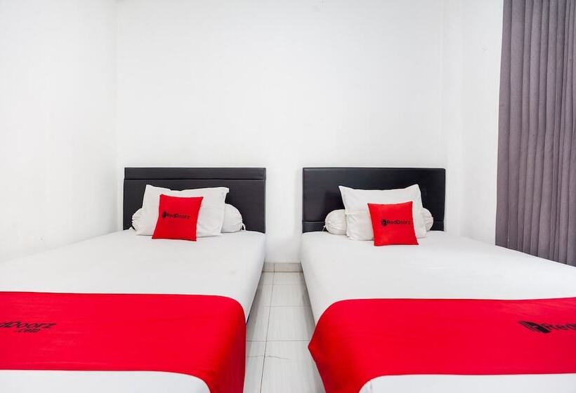 Отель Reddoorz Syariah Near Grand Galaxy Park