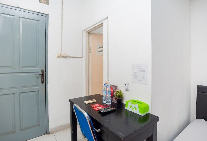 Отель Reddoorz Syariah Near Grand Galaxy Park