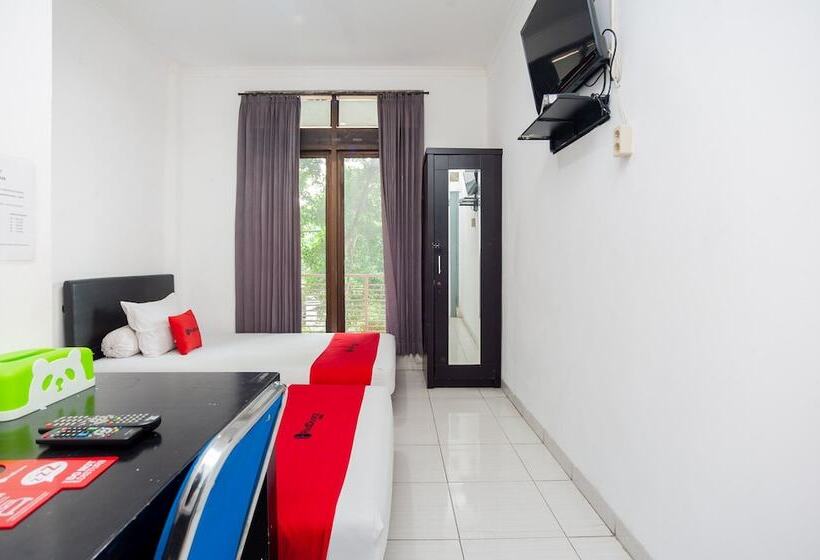 Отель Reddoorz Syariah Near Grand Galaxy Park