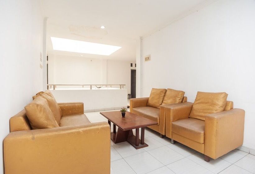 Отель Reddoorz Syariah Near Grand Galaxy Park