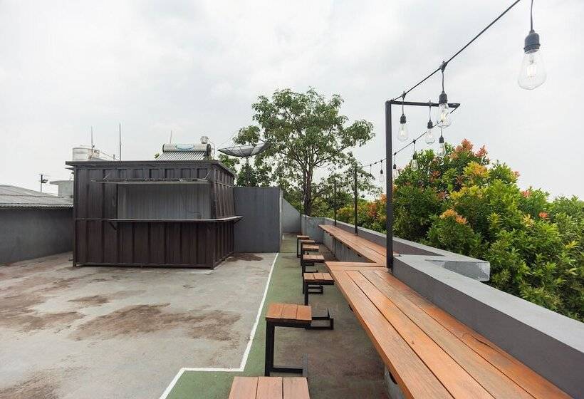 Отель Reddoorz Syariah Near Grand Galaxy Park