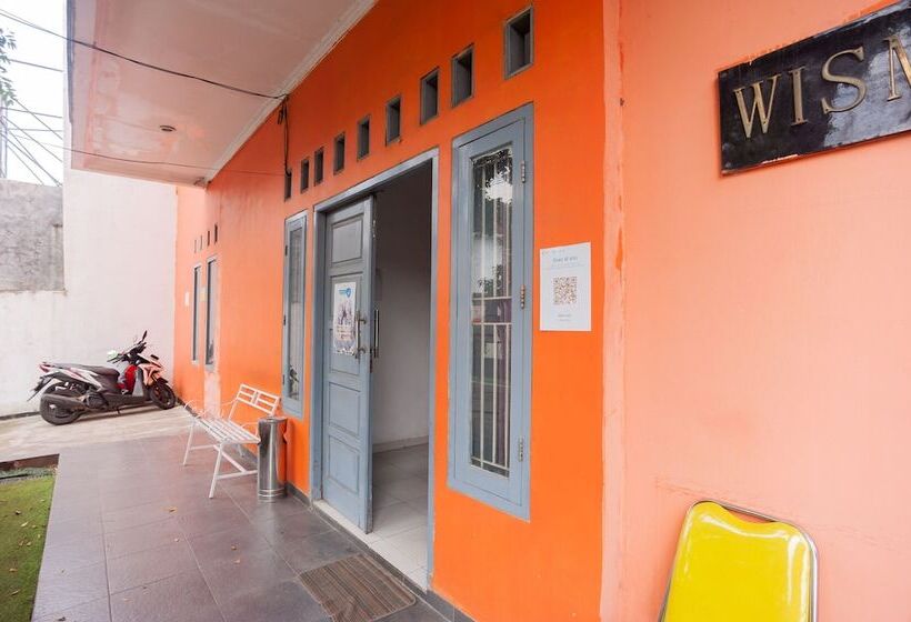 Отель Reddoorz Syariah Near Grand Galaxy Park