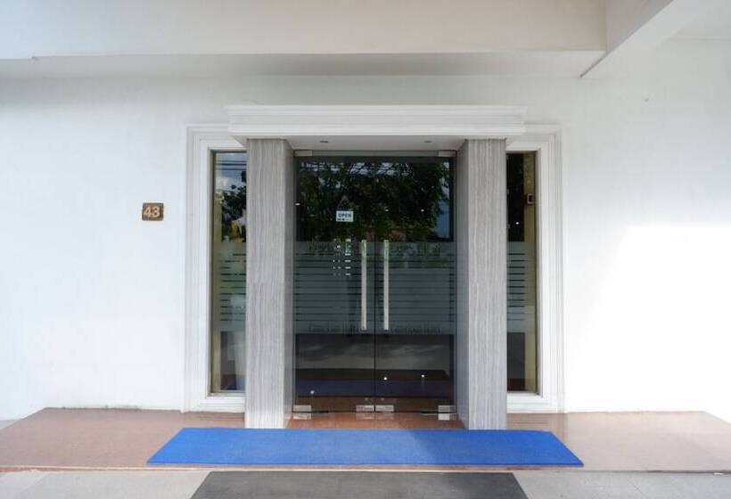 بنسيون Reddoorz Plus @ Cameloan Hotel Palu