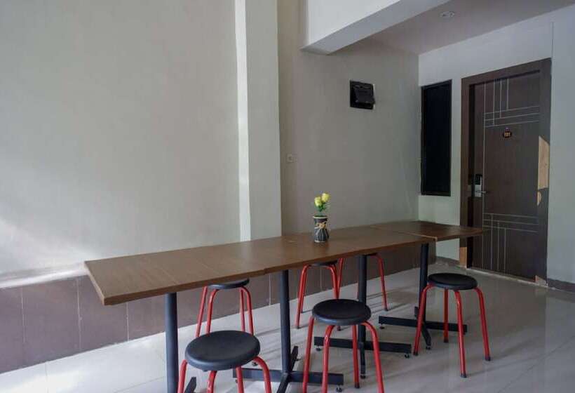 بنسيون Reddoorz Plus @ Cameloan Hotel Palu