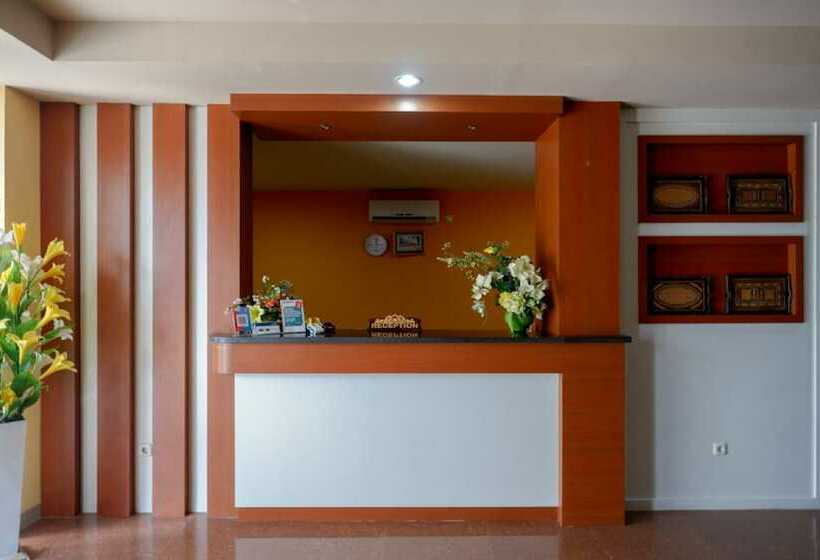 بنسيون Reddoorz Plus @ Cameloan Hotel Palu