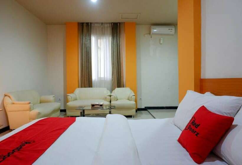 بنسيون Reddoorz Plus @ Cameloan Hotel Palu