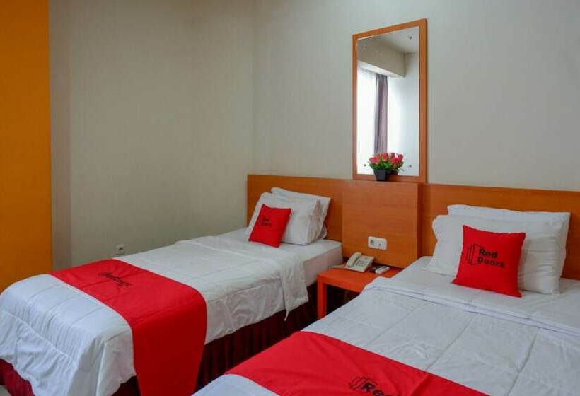 بنسيون Reddoorz Plus @ Cameloan Hotel Palu