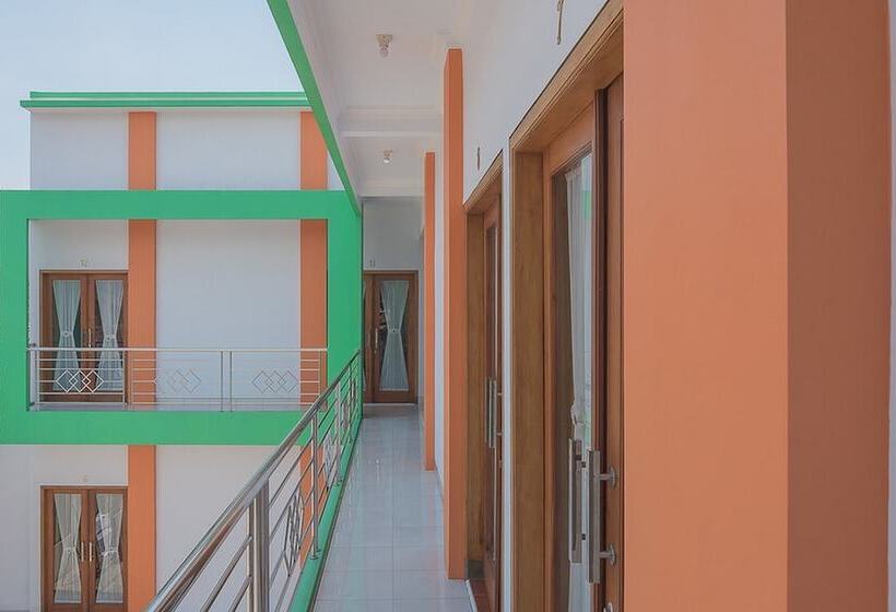 Пансион Reddoorz Plus Near Alun Alun Kuningan