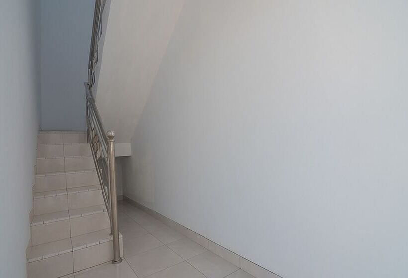 Пансион Reddoorz Plus Near Alun Alun Kuningan