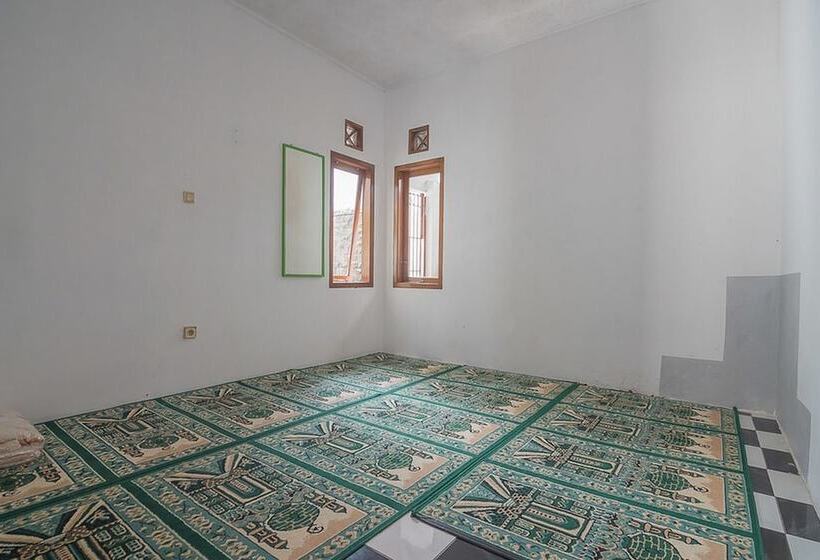 Пансион Reddoorz Plus Near Alun Alun Kuningan