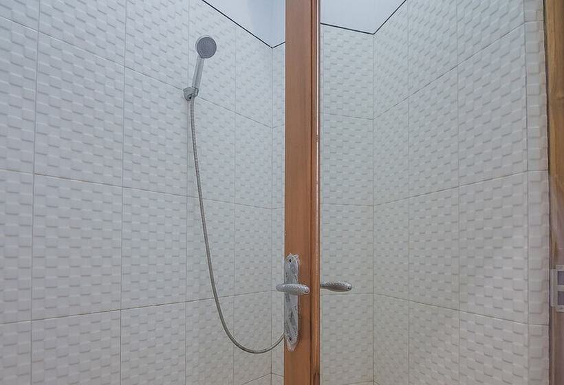 Пансион Reddoorz Plus Near Alun Alun Kuningan