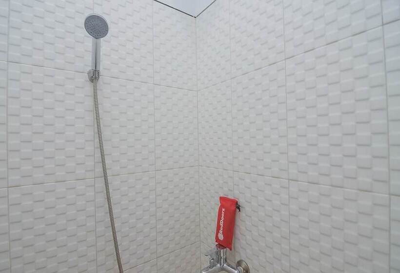 Пансион Reddoorz Plus Near Alun Alun Kuningan