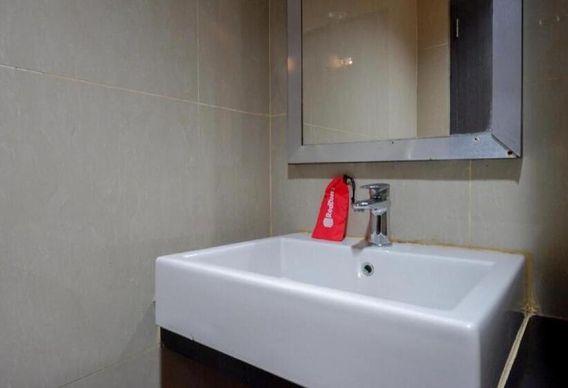 Reddoorz Plus Near Hotel Benua Kendari