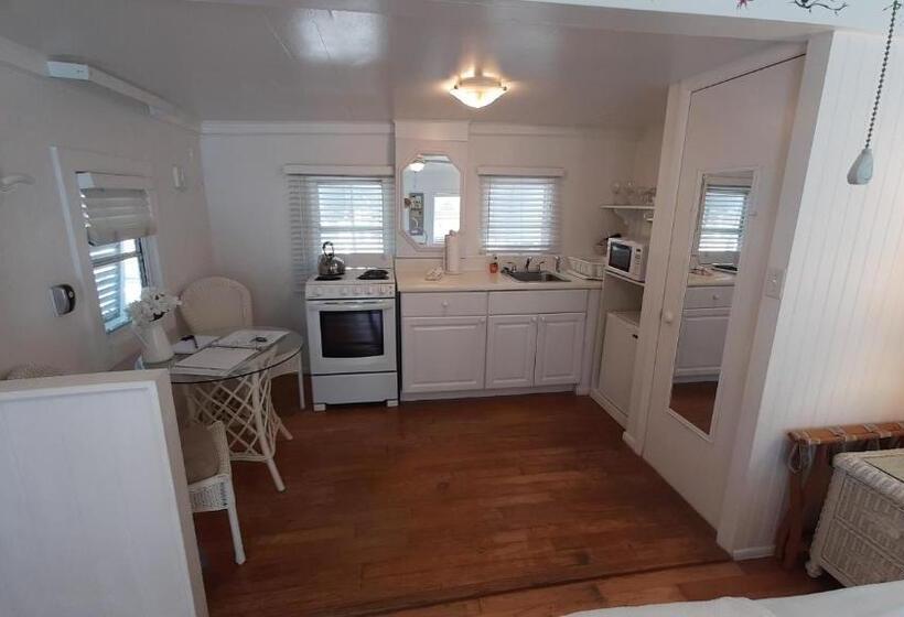 Bungalow Beach Resort