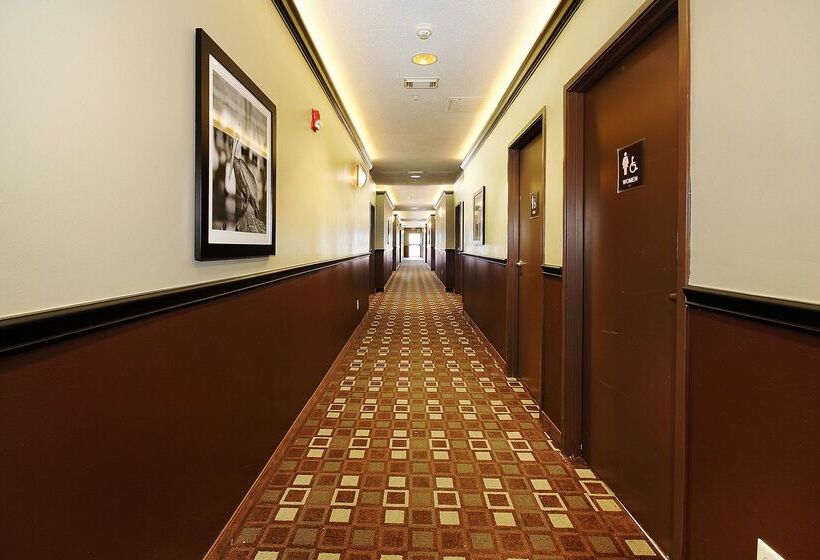 Отель Best Western Plus Seawall Inn & Suites By The Beach