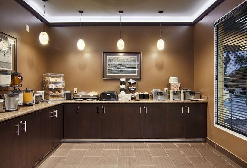 Отель Best Western Plus Seawall Inn & Suites By The Beach