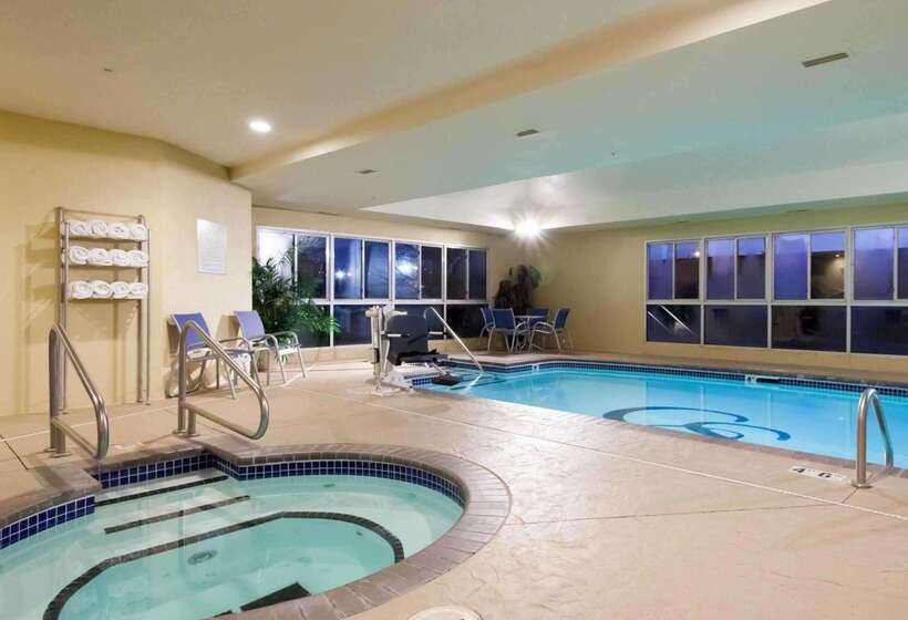 فندق Comfort Suites Central I 44