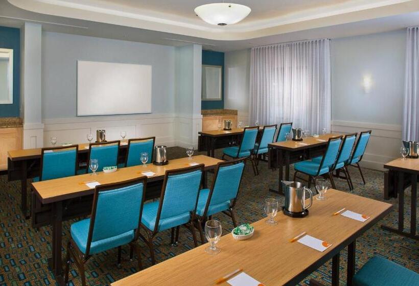 Отель Courtyard By Marriott Sandestin At Grand Boulevard