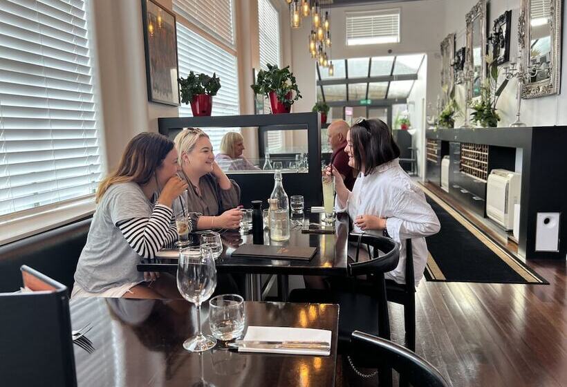 هتل D Urville Blenheim