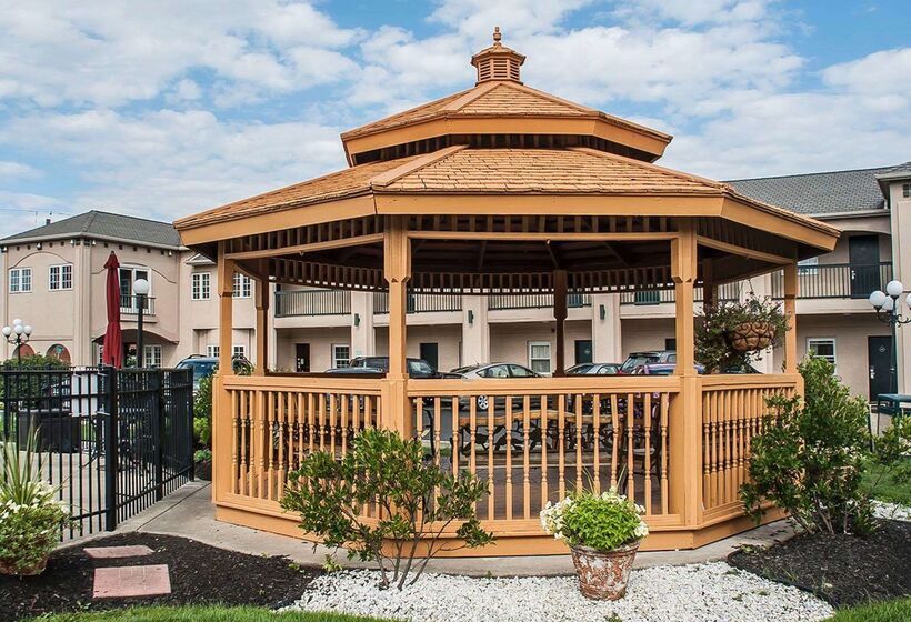 בית מלון כפרי Econo Lodge At The Falls North