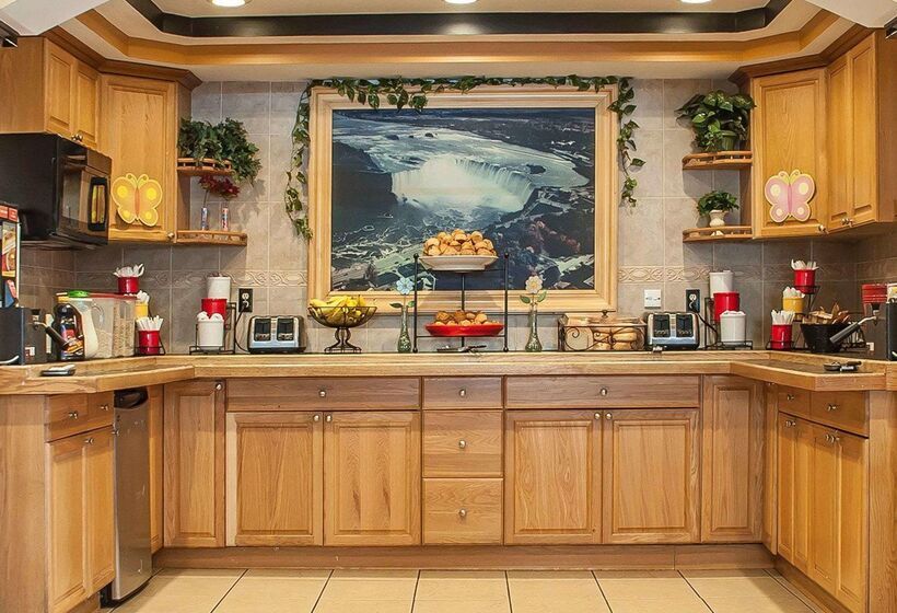 בית מלון כפרי Econo Lodge At The Falls North