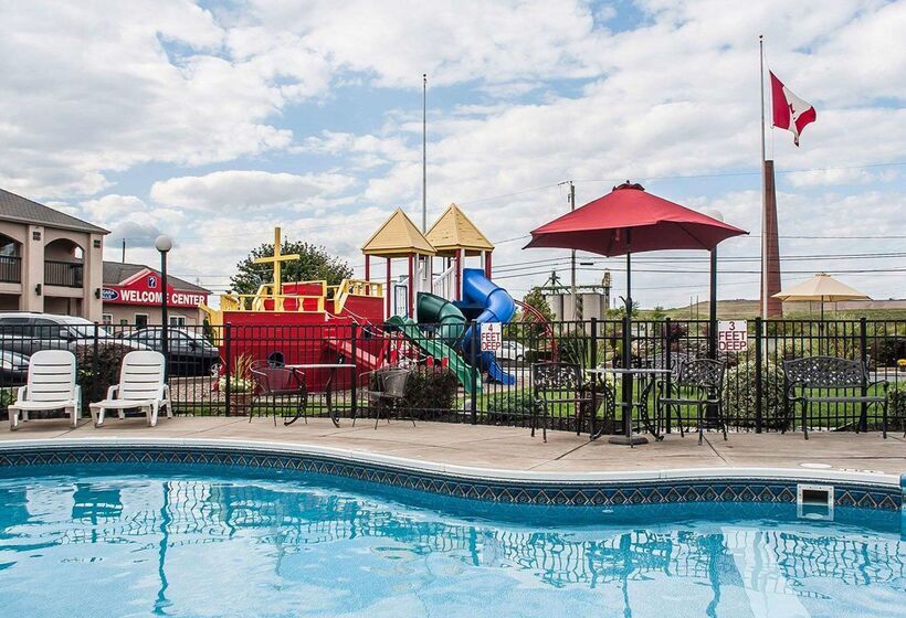 בית מלון כפרי Econo Lodge At The Falls North