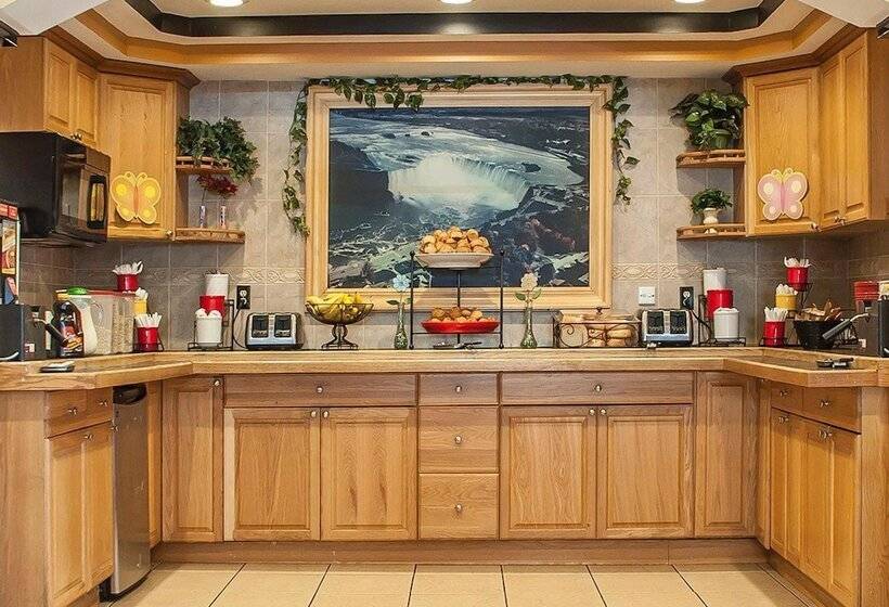 בית מלון כפרי Econo Lodge At The Falls North