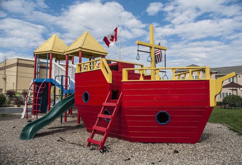 בית מלון כפרי Econo Lodge At The Falls North