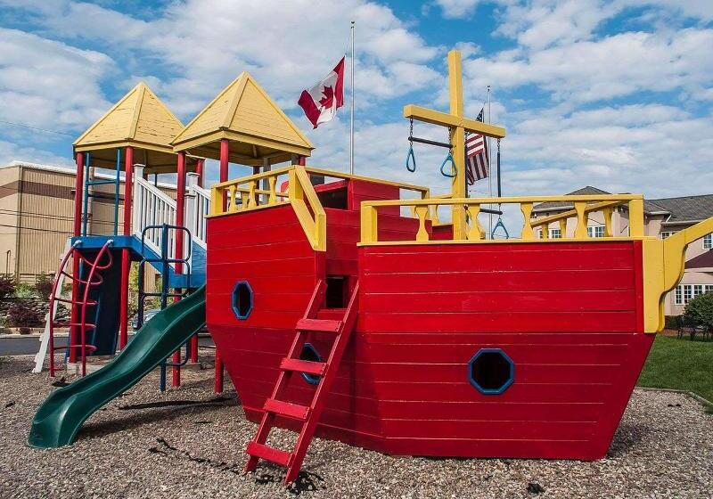 בית מלון כפרי Econo Lodge At The Falls North