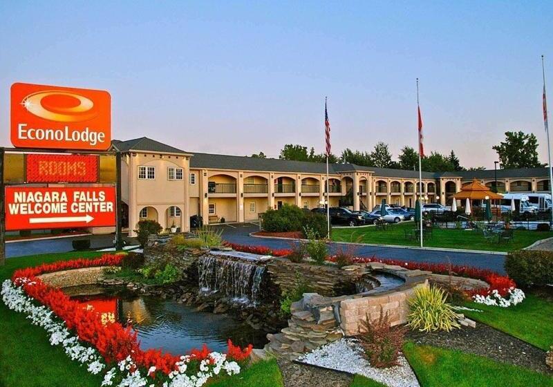בית מלון כפרי Econo Lodge At The Falls North