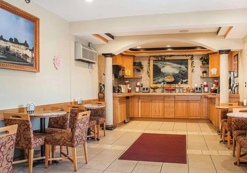 בית מלון כפרי Econo Lodge At The Falls North