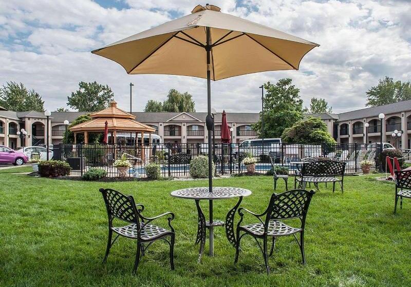 בית מלון כפרי Econo Lodge At The Falls North