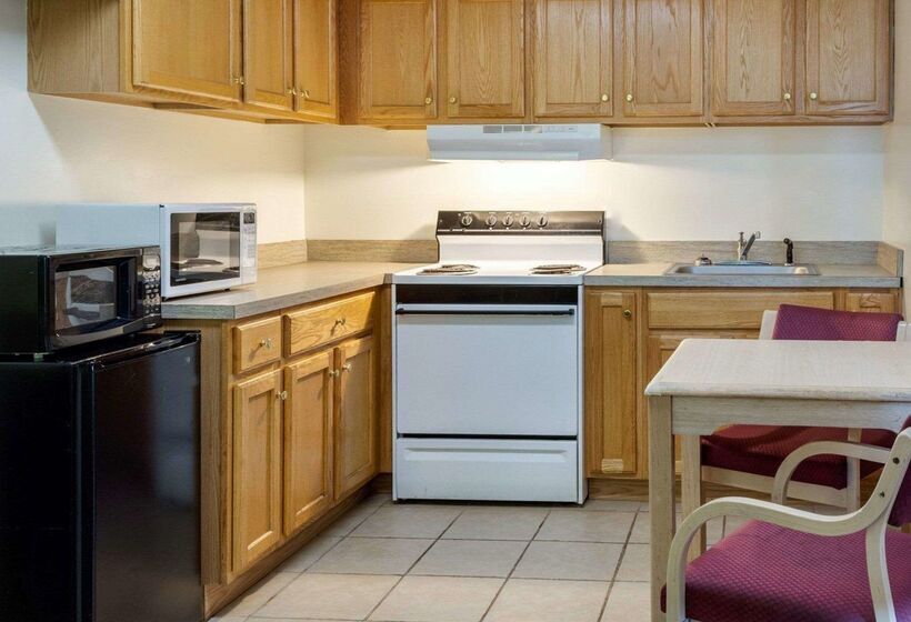 فندق Econo Lodge Near Fort Gregg Adams I 295