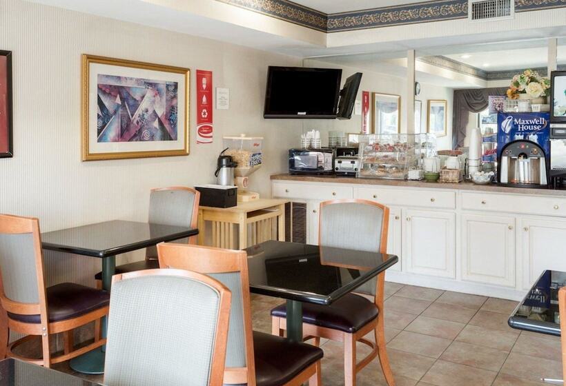 فندق Econo Lodge Near Fort Gregg Adams I 295