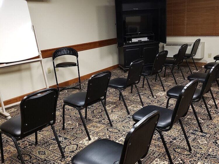 Madelia Hotel & Suites