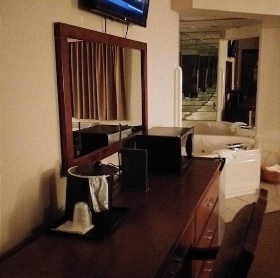 Madelia Hotel & Suites