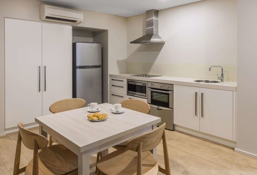 Отель Oaks Nelson Bay Lure Suites