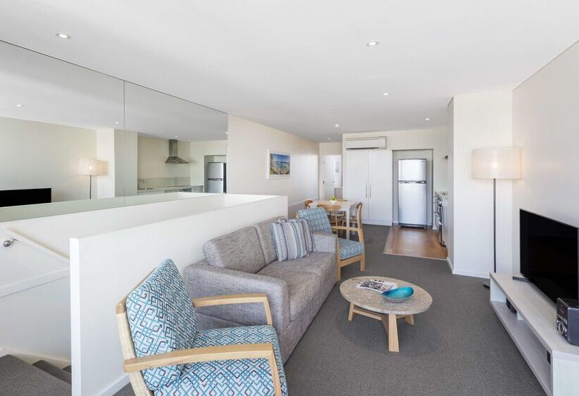 Отель Oaks Nelson Bay Lure Suites