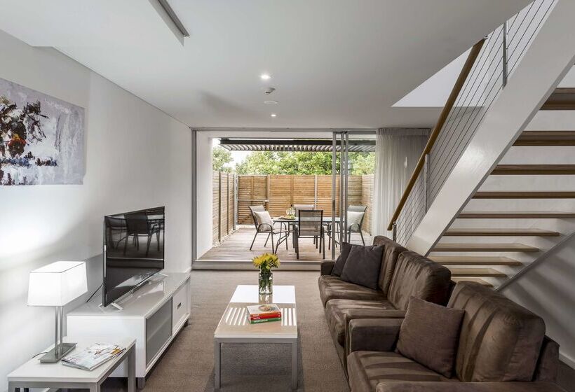 Отель Oaks Nelson Bay Lure Suites