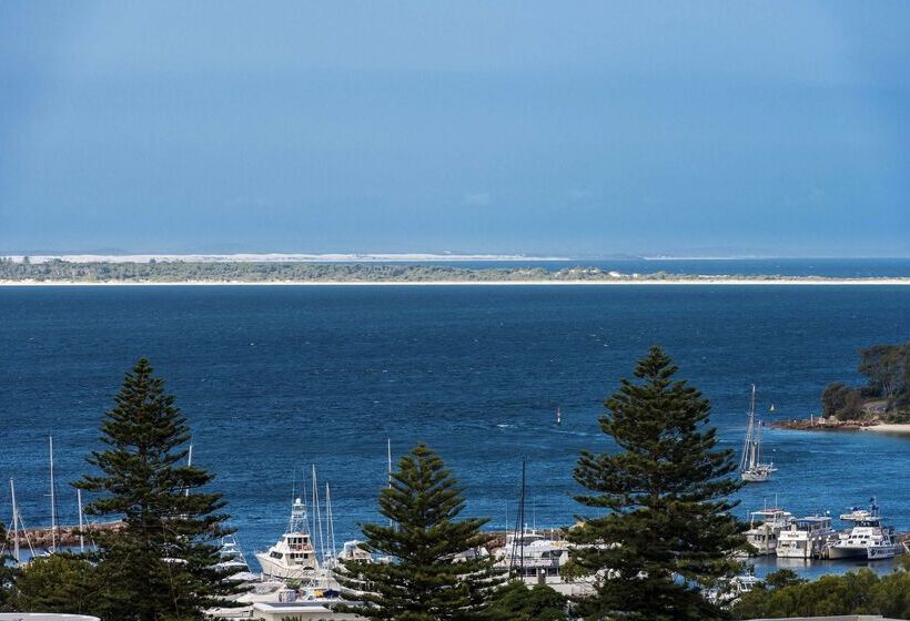 Отель Oaks Nelson Bay Lure Suites