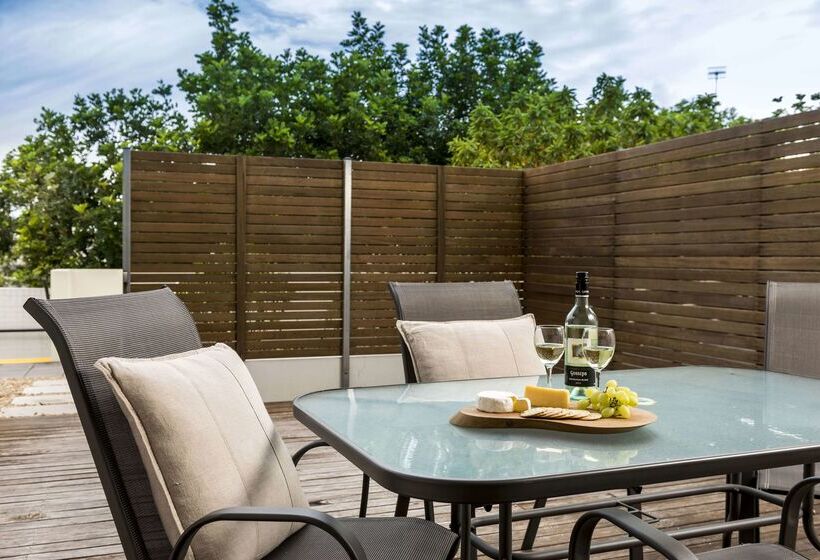 Отель Oaks Nelson Bay Lure Suites